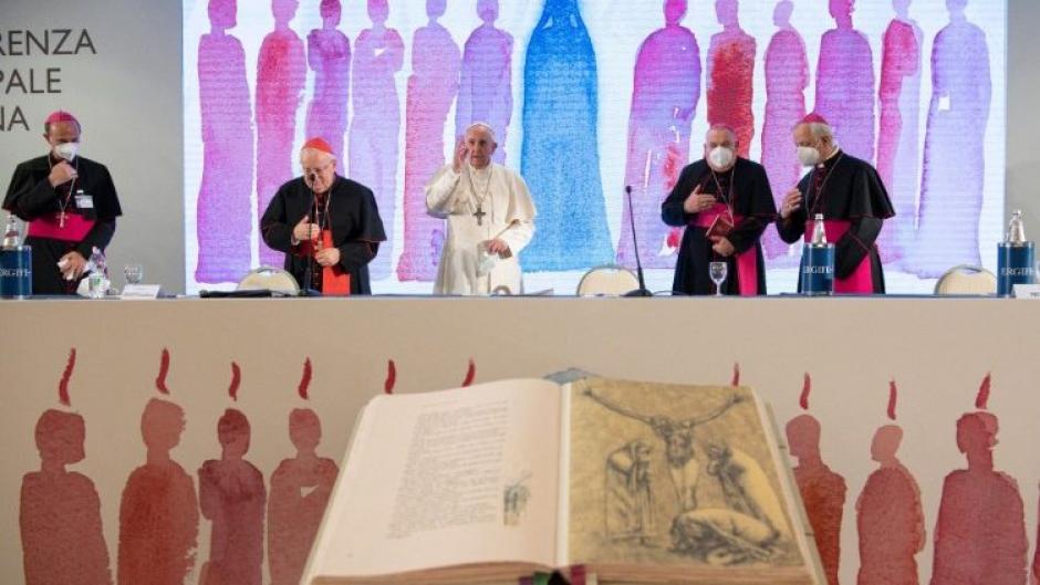 El Santo Padre junto a los obispos italianos en la última Asamblea del mes de mayo