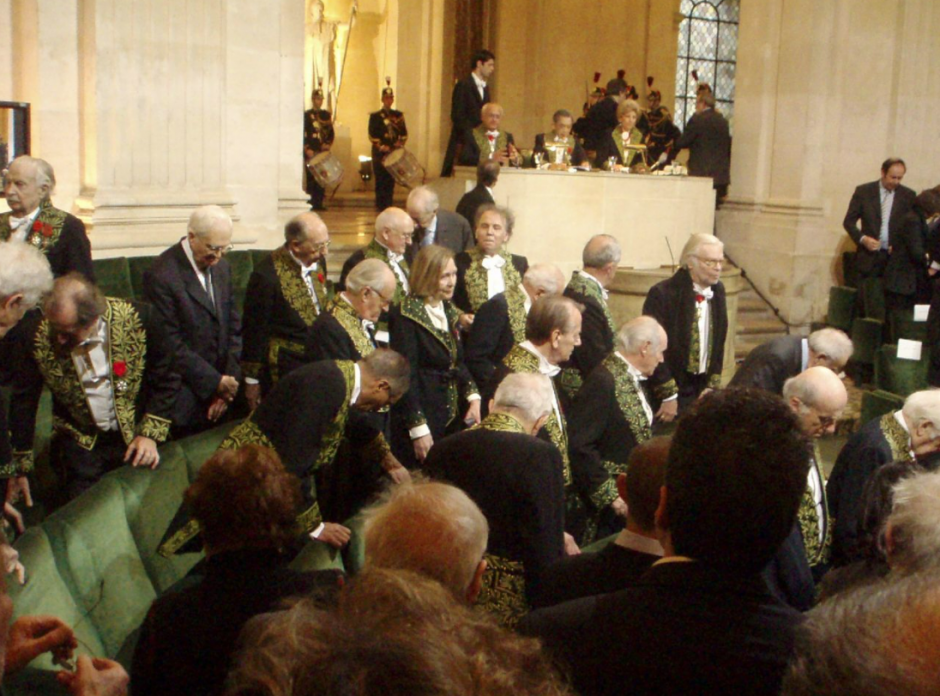 Miembros de la Academia Francesa con sus atuendos verdes