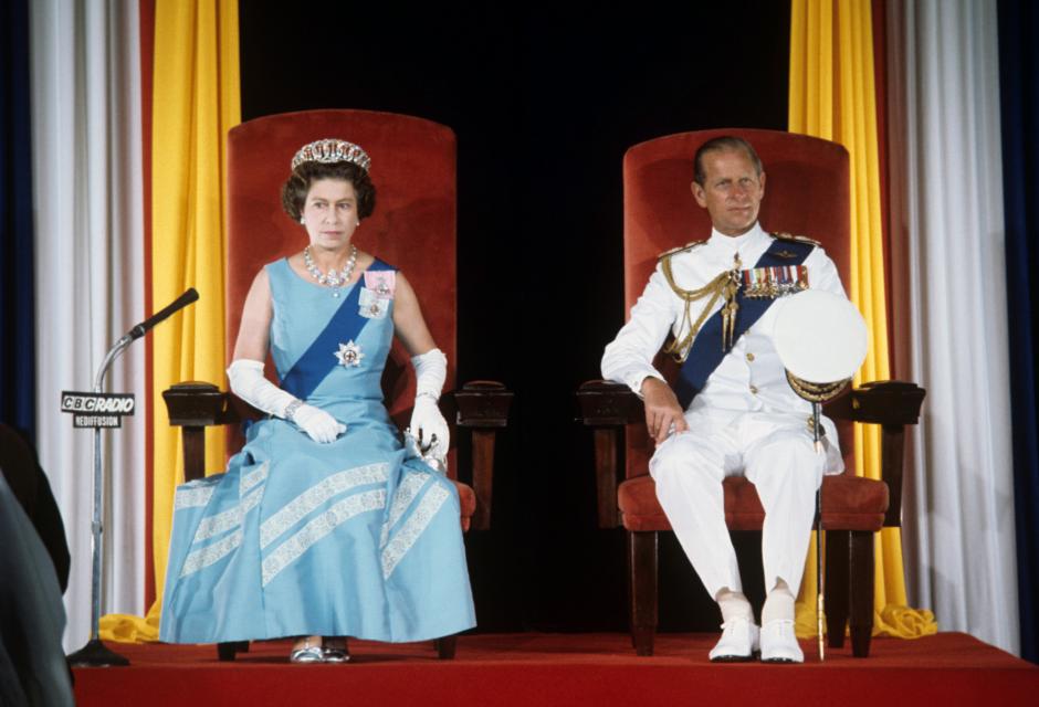 La reina Isabel II y el duque de Edimburgo durante la apertura del Parlamento en Bridgetown, Barbados, en 1977