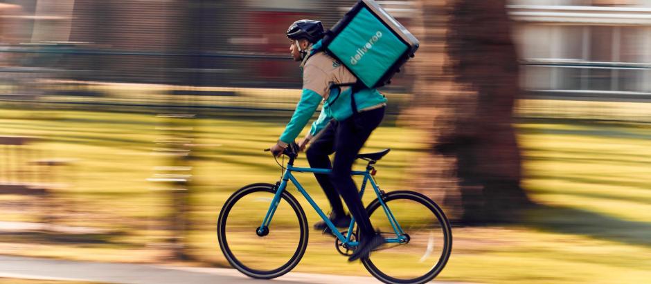 Ni empresas ni 'riders' están satisfechos con la nueva legislación impulsada por el Ejecutivo de Sánchez.