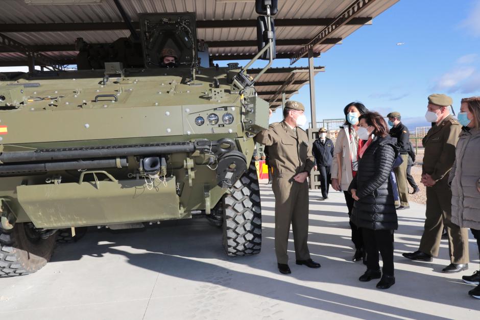 La ministra de Defensa, Margarita Robles, asistió a la prueba del nuevo blindado