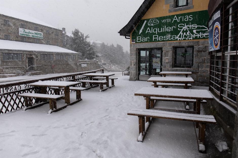 Un bar-restaurante afectado por el temporal de nieve en el Puerto de Navacerrada