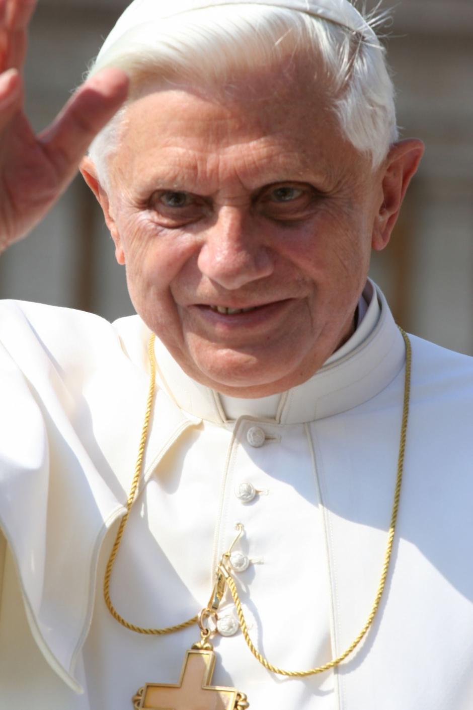 Benedicto XVI saluda a los fieles durante su papado
