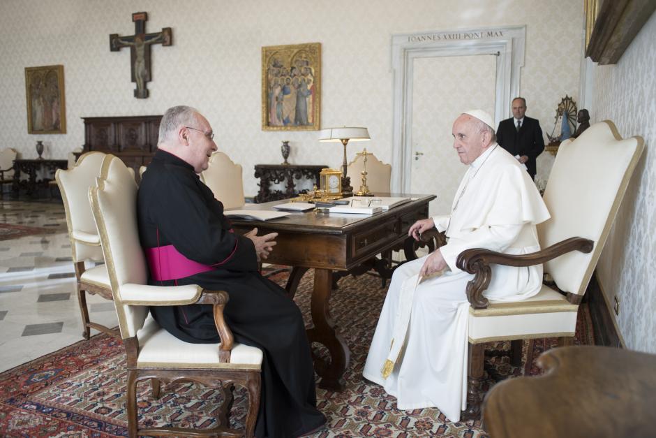 El arzobispo Francesco Follo junto al Papa Francisco en 2017