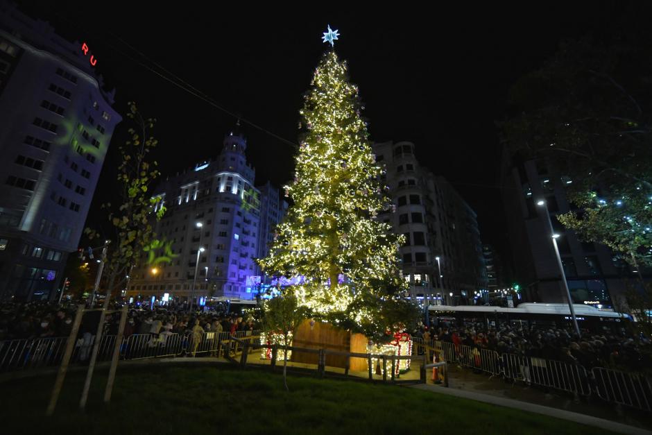 El abeto de la Plaza de España iluminado.