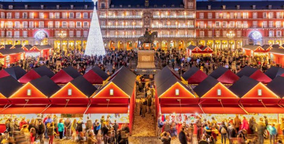 El tradicional mercado de Navidad en la Plaza Mayor de Madrid