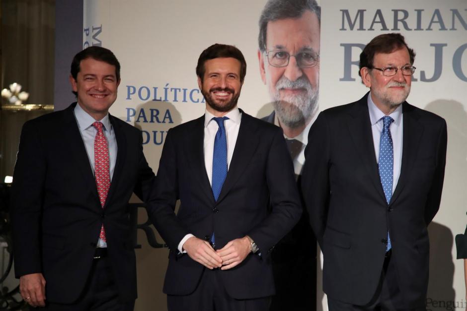 El expresidente del Gobierno, Mariano Rajoy, acompañado por el presidente del PP, Pablo Casado