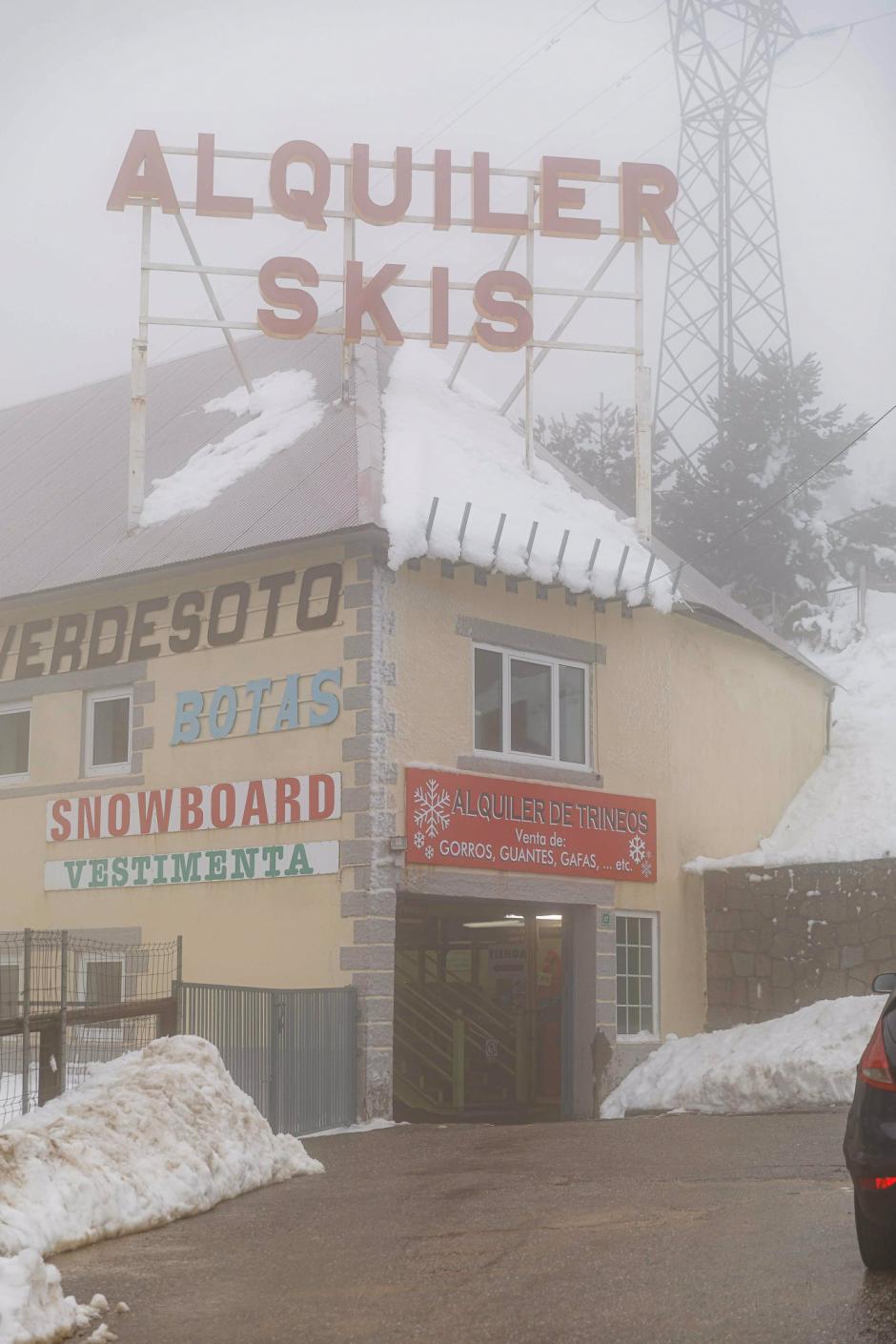 Un local de alquiler de esquís, en el Puerto de Navacerrada, a 1 de diciembre de 2021