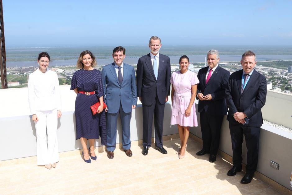 Felipe VI, con las autoridades colombianas, inaugurando un momento a la Paz Mundial.