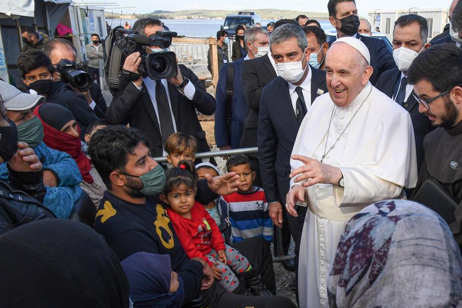 El Papa, rodeado por un grupo de niños en Lesbos