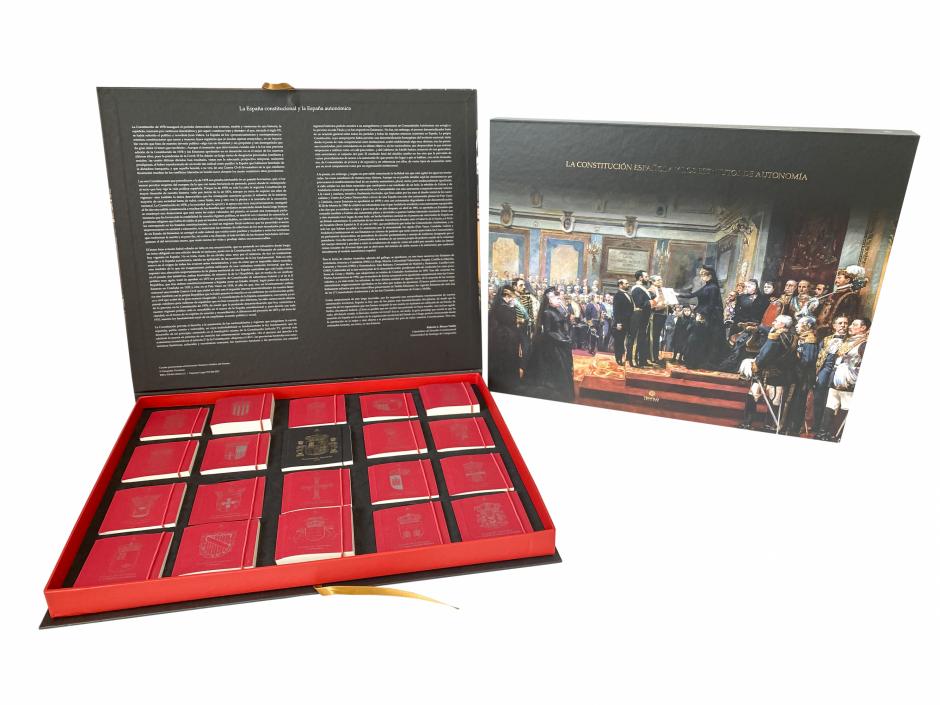 La caja de Teófilo Edicións con la Constitución de 1978 y los estatutos de autonomía