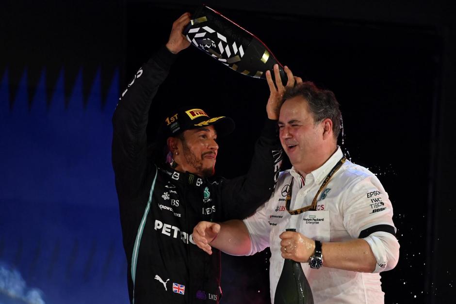 Lewis Hamilton, piloto de Mercedes-AMG Petronas, celebra su victoria con su jefe de equipo