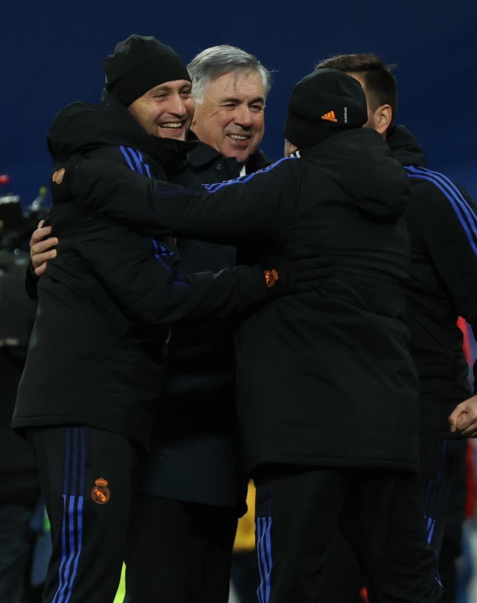 El entrenador del Real Madrid, Carlo Ancelotti, celebra una victotria con su cuerpo técnico