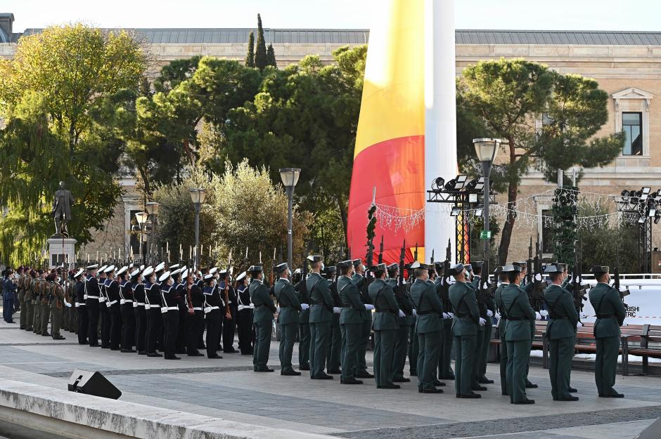 Acto de Izado Solemne de la Bandera de España con motivo del “Día de la Constitución”, este lunes en la Plaza de Colón de Madrid.