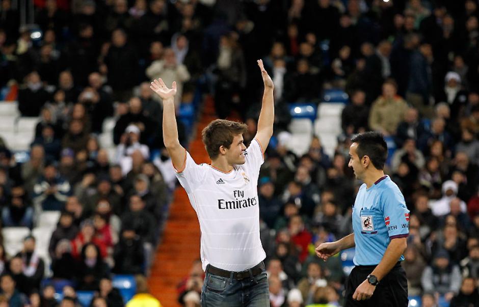 Magnus Carlsen tras realizar el saque de honor en el Santiago Bernabéu