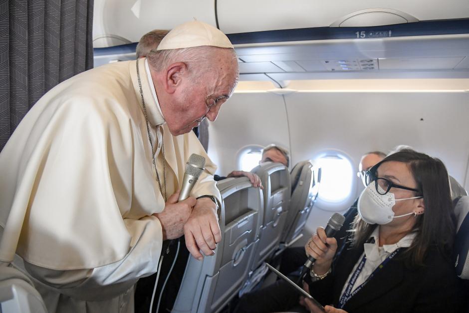 El Papa Francisco responde a los periodistas en el avión de regreso de su viaje a Grecia y Chipre