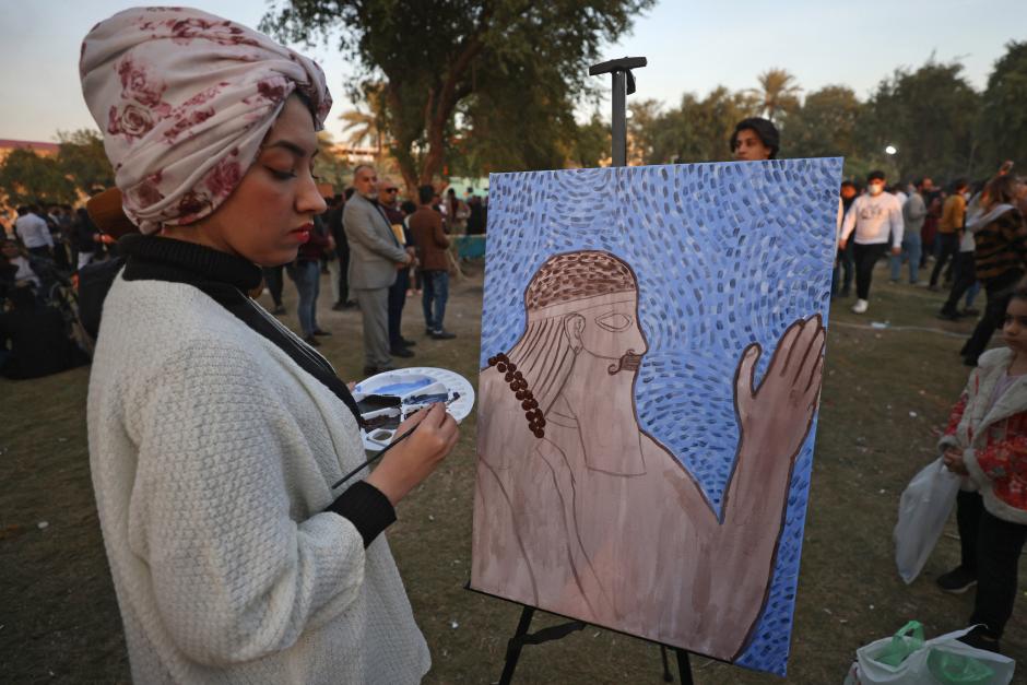 Artistas iraquíes pintan a orillas del Tigris durante el festival cultural anual