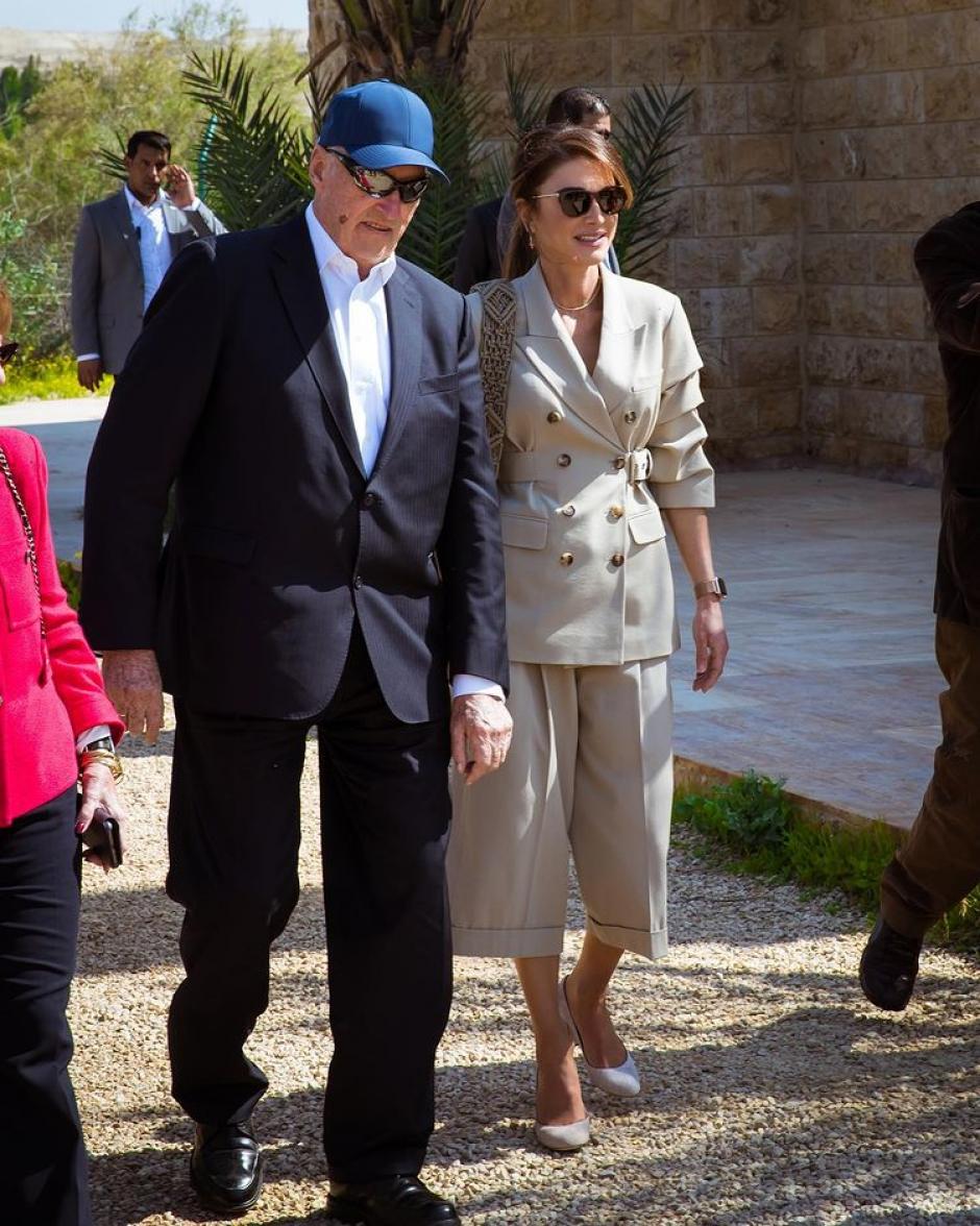 Rania en 2020 en Jordania, durante la visita de los reyes de Noruega a su país. Bolso de Roberto Verino, y conjunto de Michael Kors.