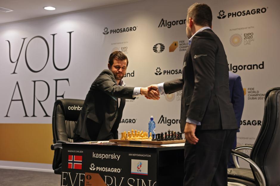 Magnus Carlsen e Ian Nepomniachtchi se saludan antes de la décima partida del campeonato