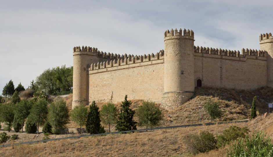 Muros y torres del castillo de Maqueda