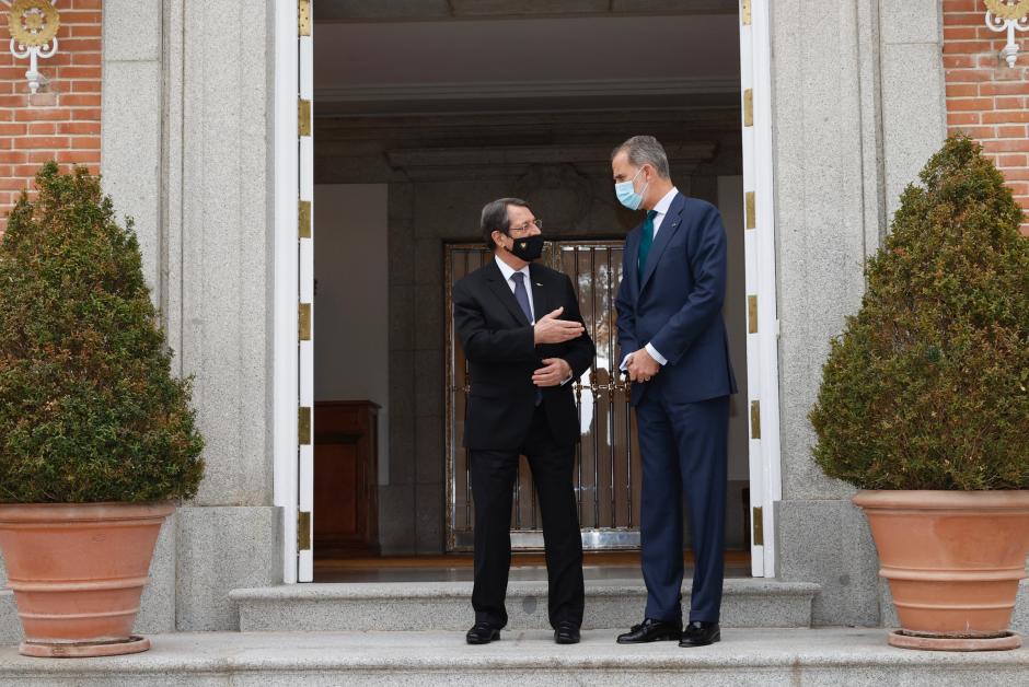 El Rey conversa con el presidente chipriota, durante el saludo protocolario antes de su reunión en La Zarzuela.