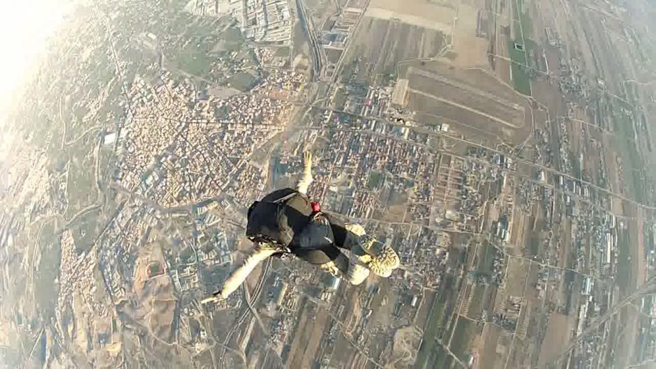 Salto de un zapador paracaidista desde un helicóptero