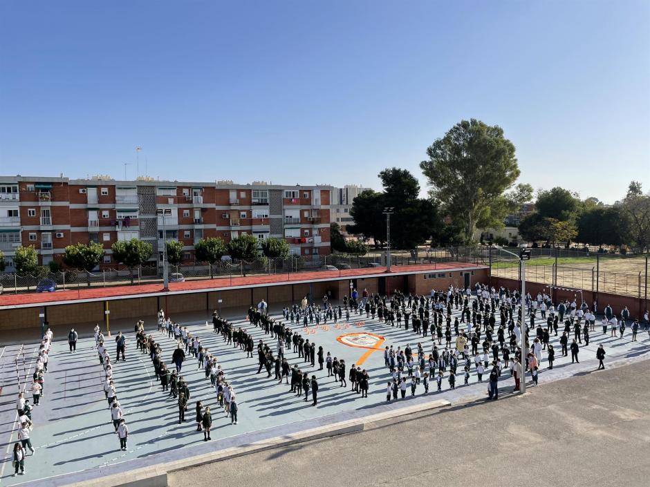 Alumnos de un colegio de Jerez concentrados en el patio contra la Ley Celaá