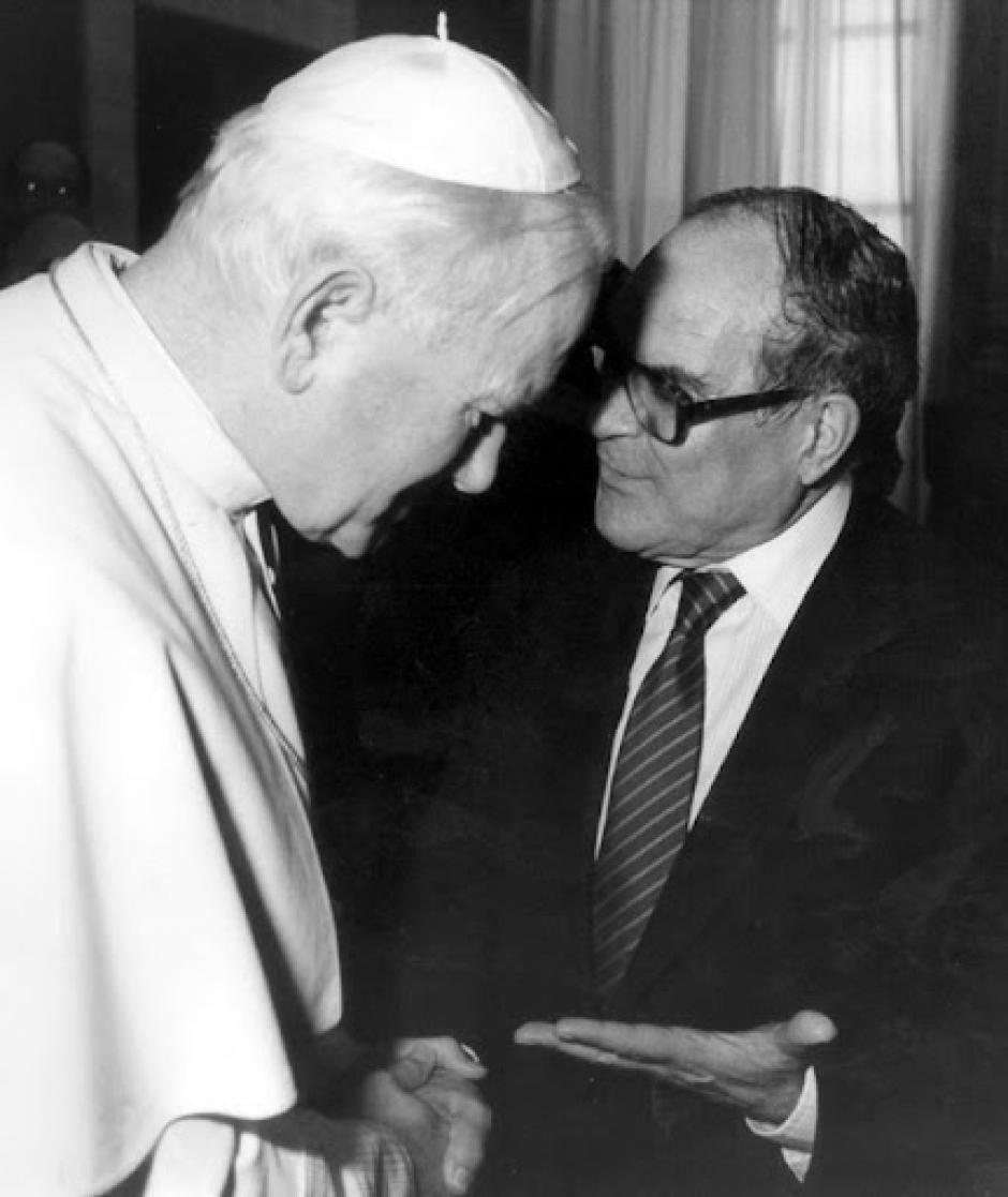 Julian Marías, conversando con San Juan Pablo II