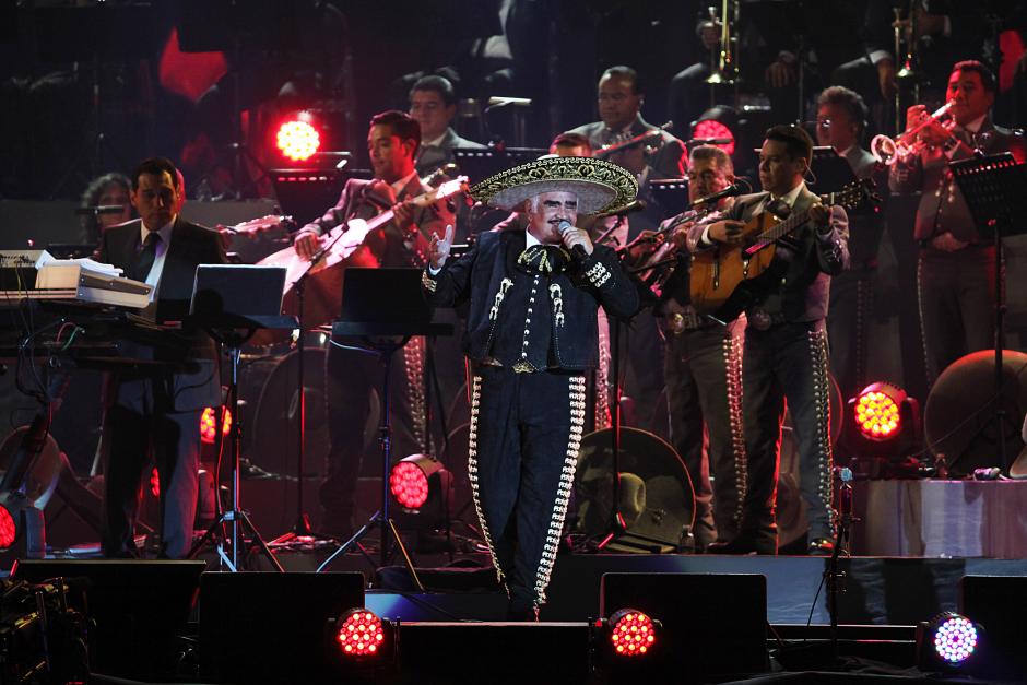 Vicente Fernández en un concierto en 2016