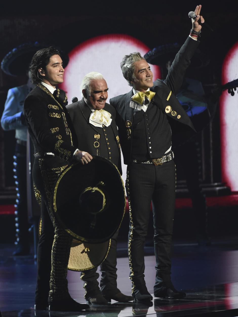 Vicente Fernández junto a su hijo Alejandro y su nieto Álex en los Latin Grammy 2019