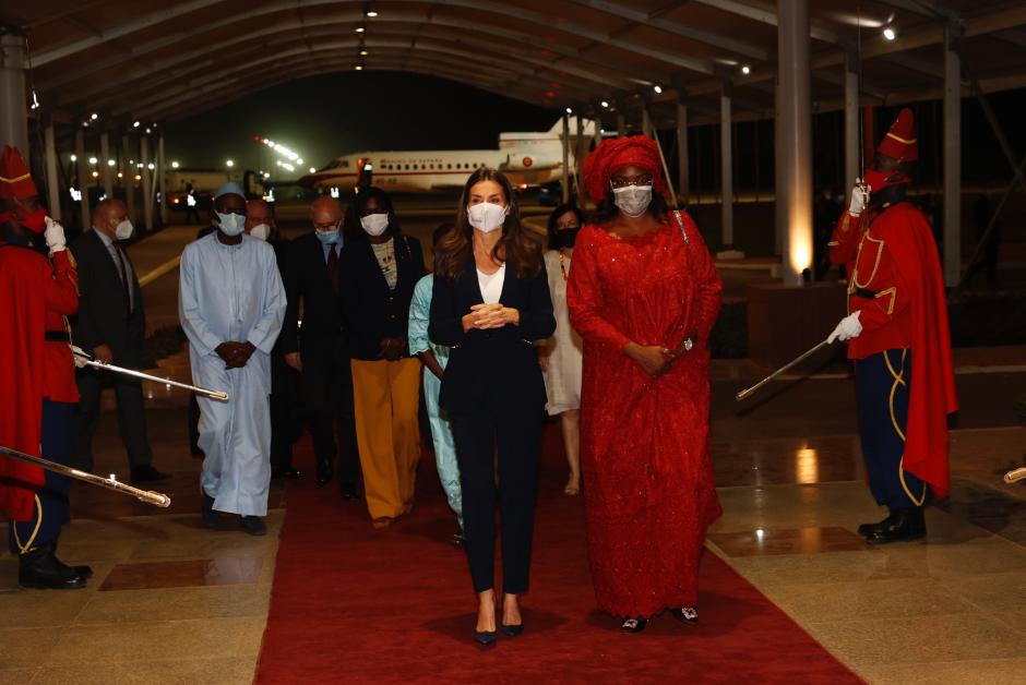 Doña Letizia, con las autoridades senegalesas, a su llegada a Dakar, este domingo.