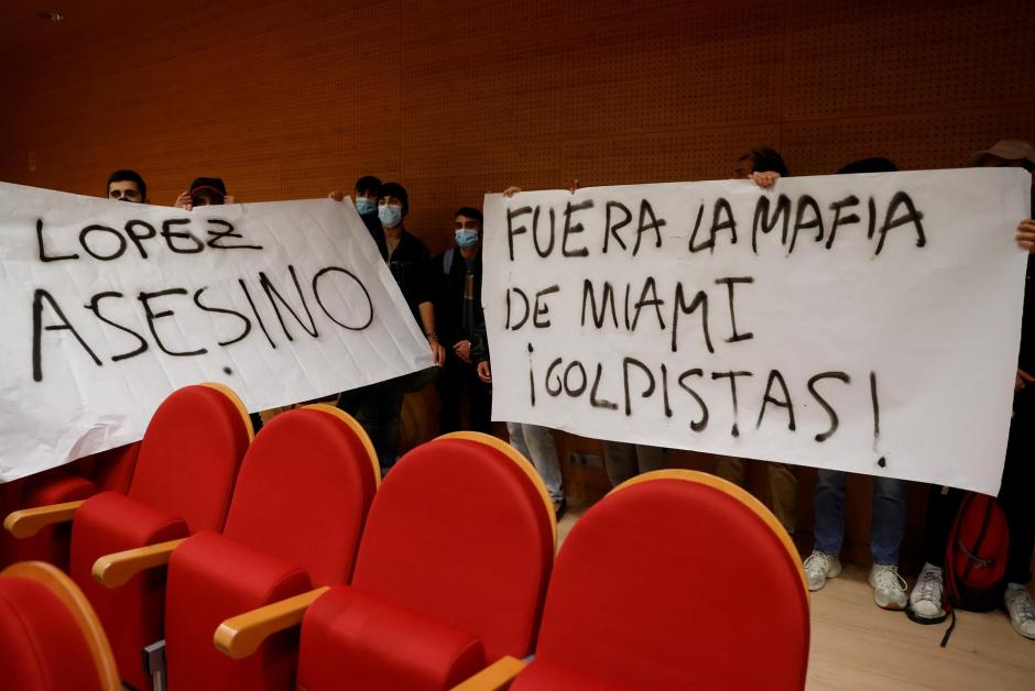 Pancartas colocados durante el boicot al acto de Leopoldo López