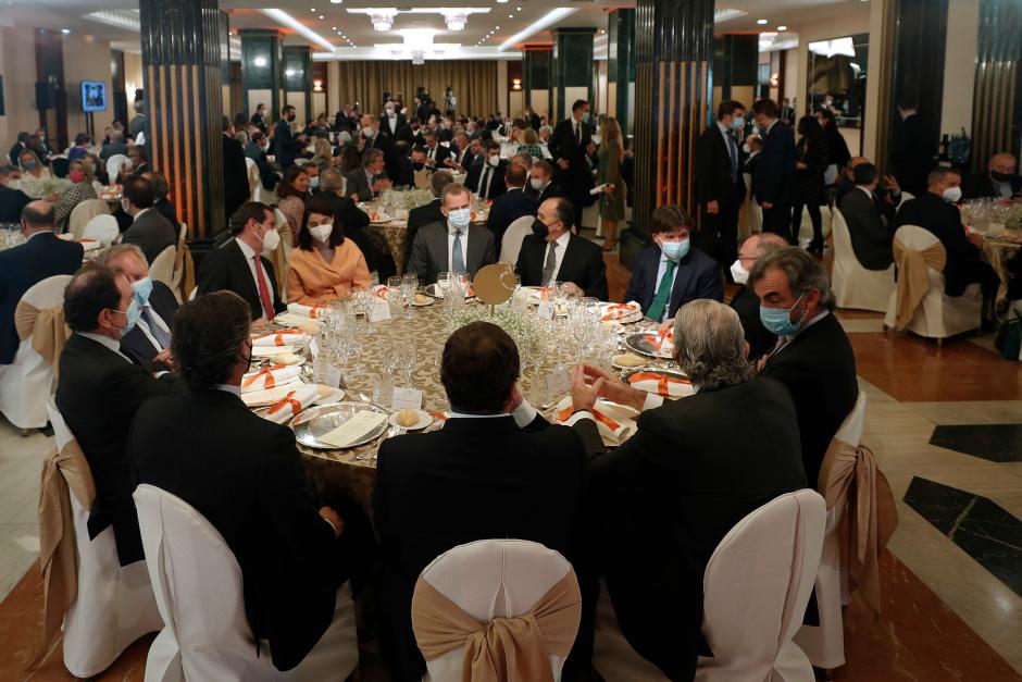 Felipe VI, junto a empresarios y periodistas en el almuerzo ofrecido por El Economista.