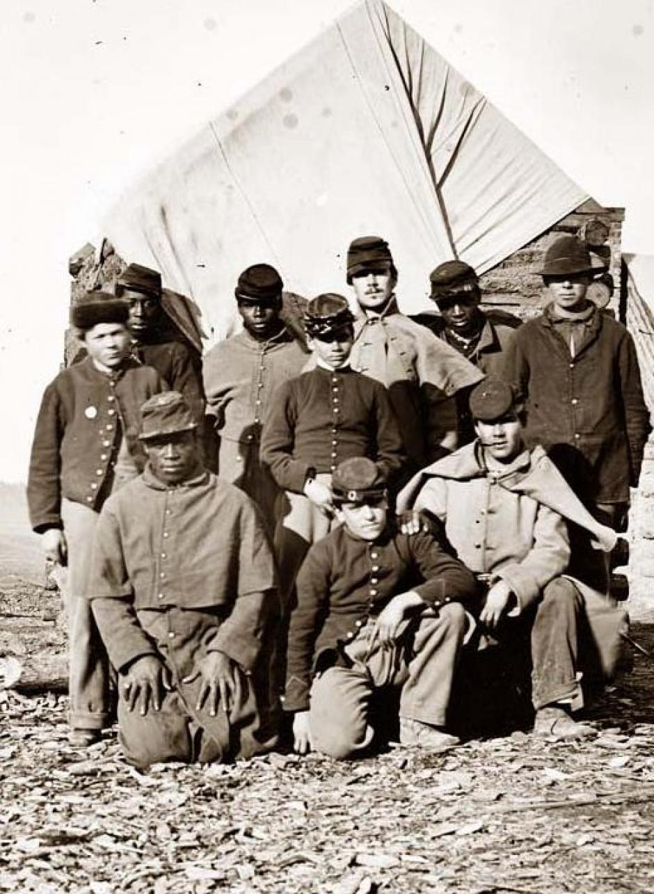 En 1863, el ejército de la Unión aceptó libertos . Aquí se ven soldados adolescentes blancos y negros
