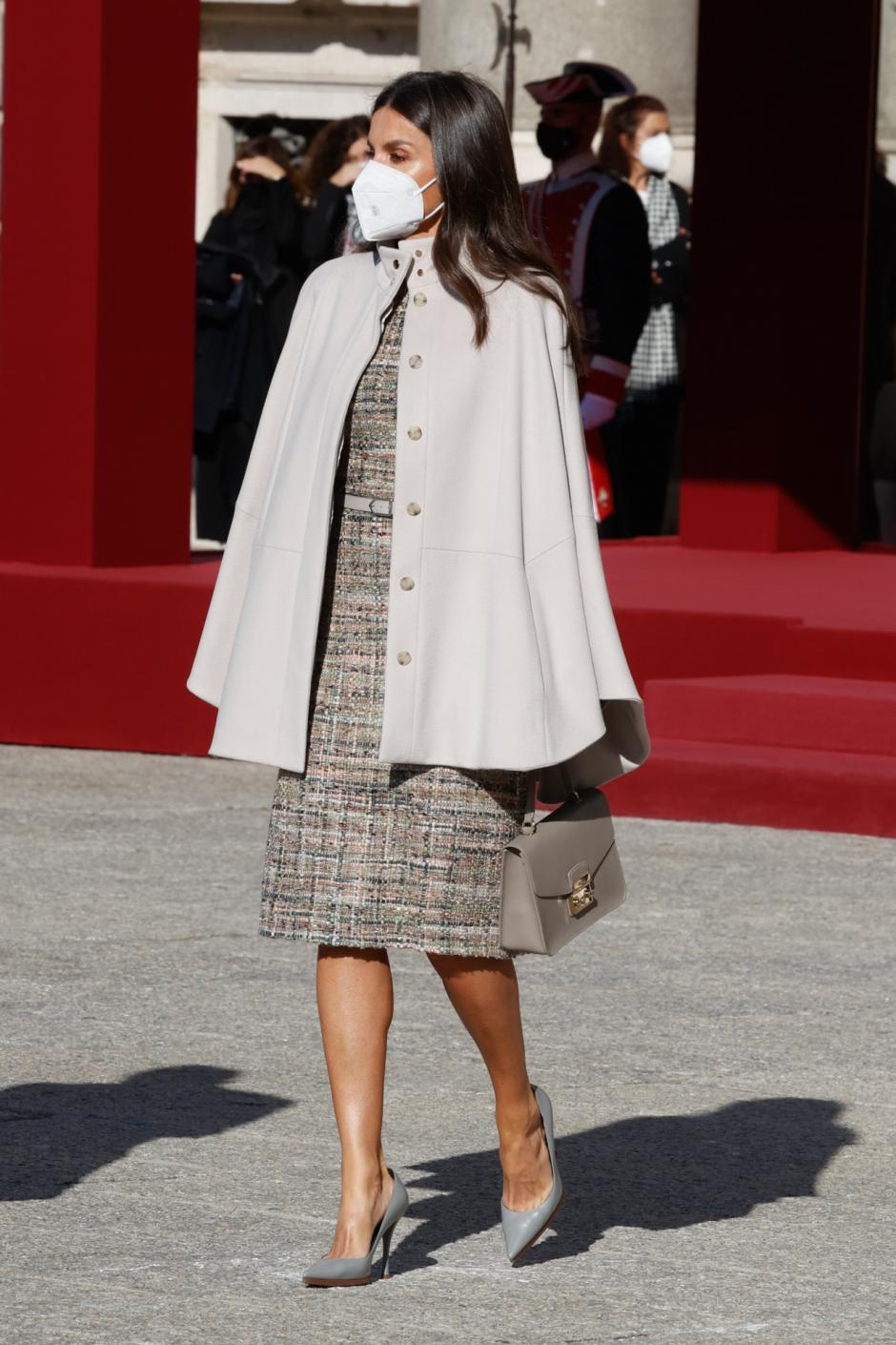 Reina Letizia con mini capa beige al recibir a Sergio Mattarella en Madrid