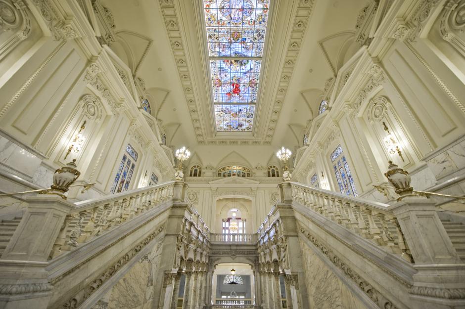 Escalera imperial de la sede central del Banco de España en la plaza de Cibeles de Madrid