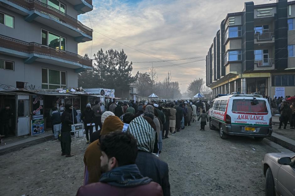 La gente hace cola para ingresar a la oficina de pasaportes de Kabul