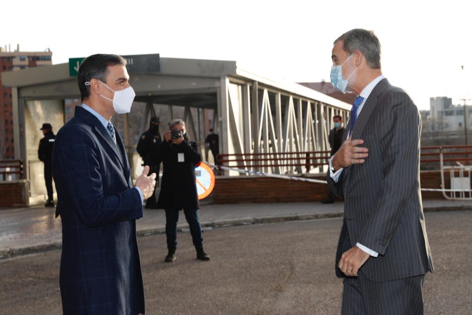 Pedro Sánchez saluda a Don Felipe, a su llegada a la inauguración del AVE.