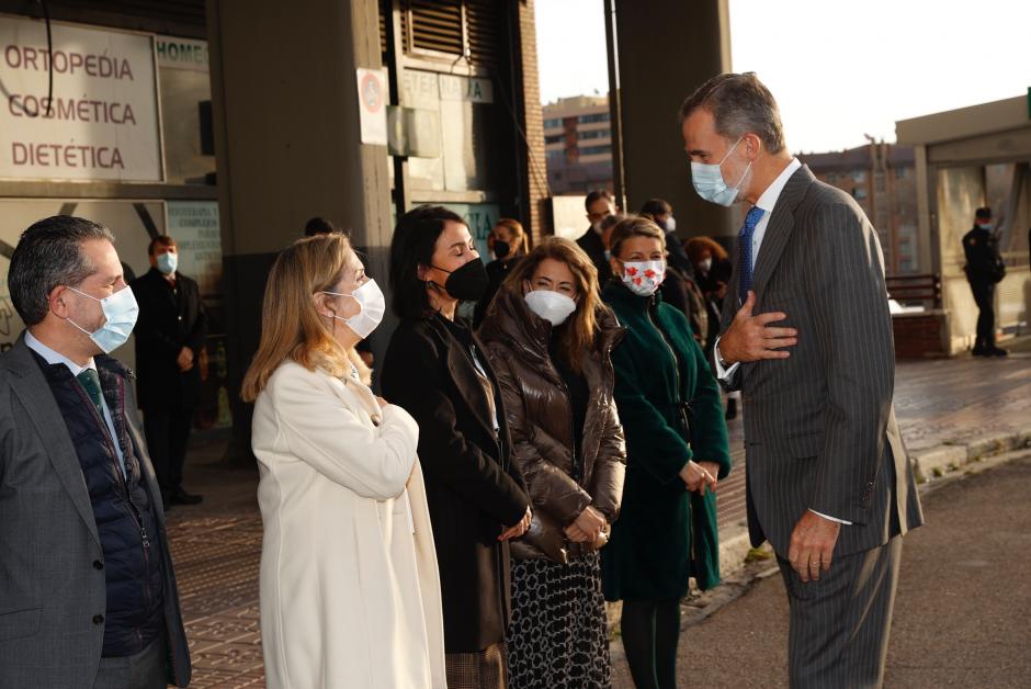 Felipe VI saluda a las autoridades gubernamentales y de Renfe a su llegada a la inauguración este lunes.