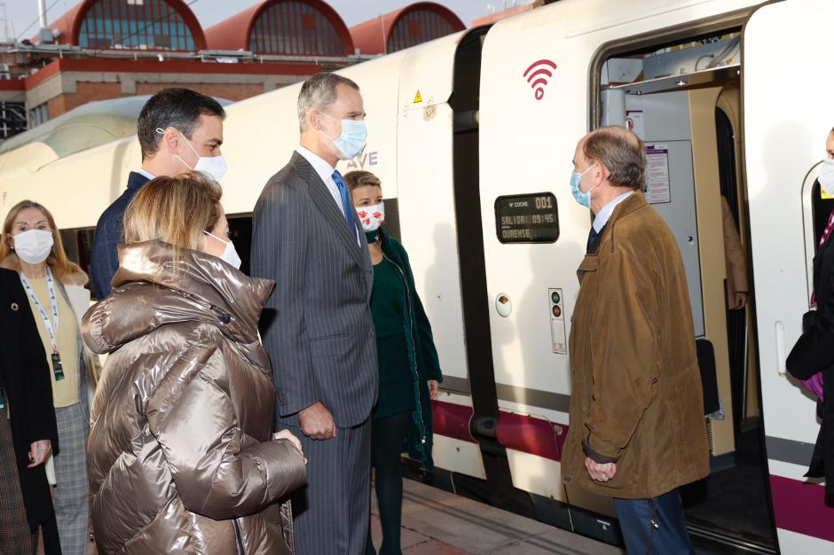 Don Felipe, acompañado por las autoridades del Gobierno, a su entrada en el AVE Madrid-Galicia.
