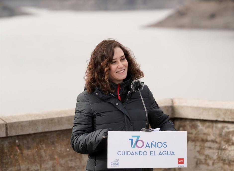 La presidenta de la Comunidad, Isabel Díaz Ayuso, ayer en el embalse madrileño de El Atazar