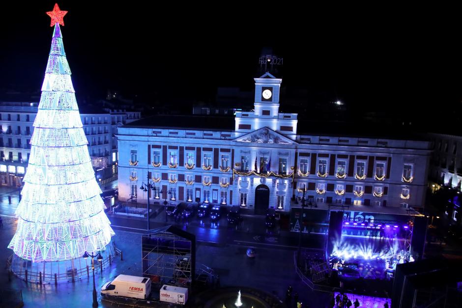 Vista de la plaza de la Puerta del Sol de Madrid completamente vacía, horas antes de las tradicionales campanadas de Nochevieja