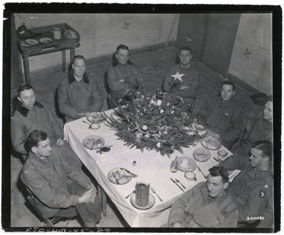 El general de brigada Anthony McAuliffe y su personal celebran la Navidad en Bastogne, Bélgica, el 25 de diciembre de 1944, mientras están rodeados por tropas alemanas