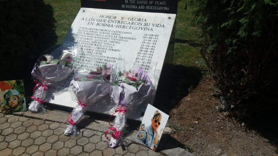 Placa en memoria de los soldados españoles fallecidos durante la guerra de Bosnia