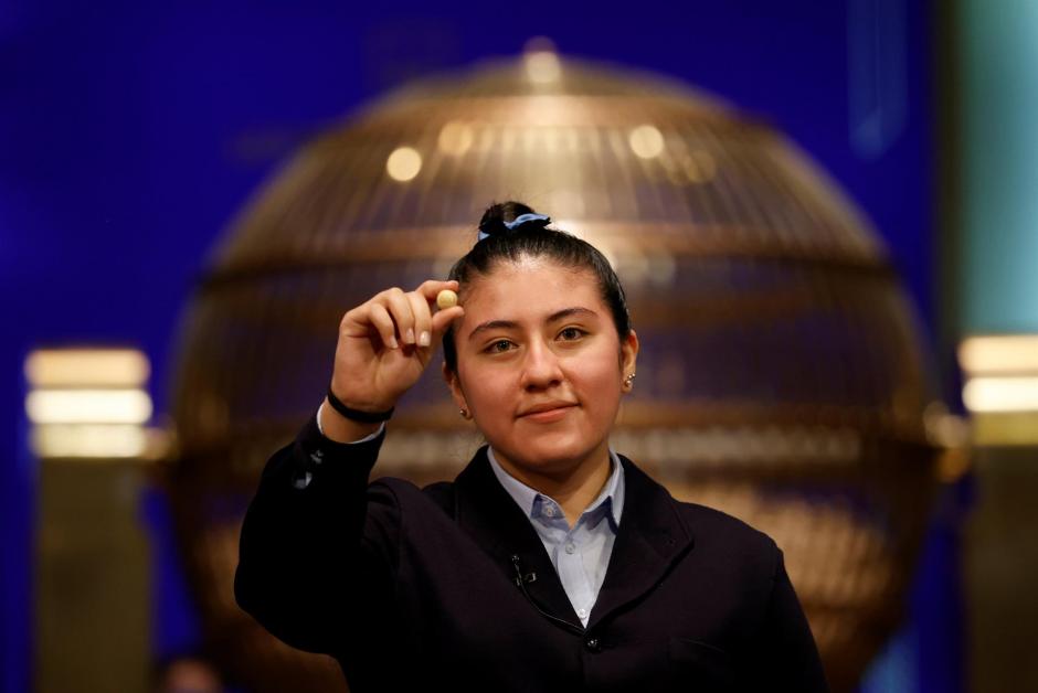 Una niña del Colegio de San Ildefonso canta el primer premio al 86148 del sorteo de la Lotería de Navidad celebrado en el Teatro Real de Madrid este miércoles