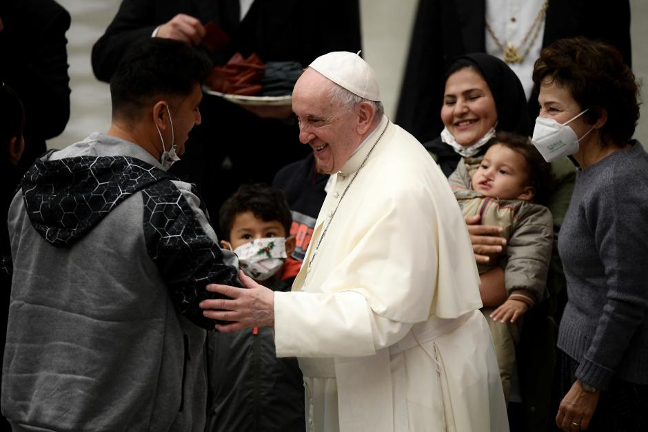 El Papa Francisco saluda a un refugiado afgano que llegó desde Lesbos