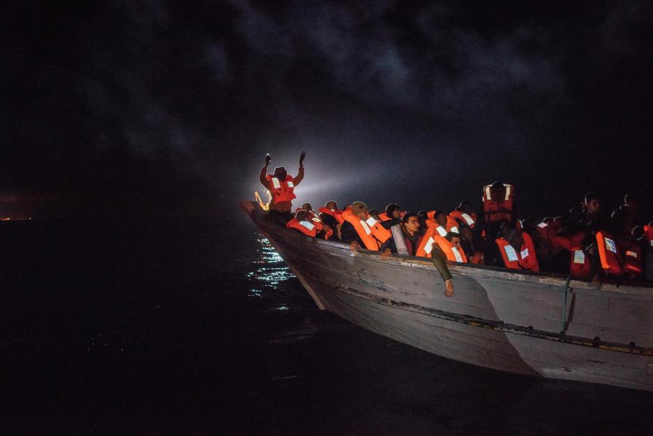 Una lancha llena de migrantes en el Mediterráneo, concretamente en las cosas de Libia
