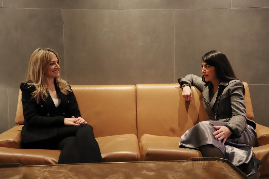 Macarena Olona (Vox) con la periodista de El Debate, Patricia Sanz.