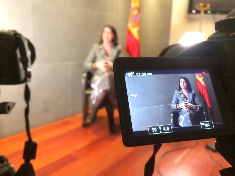 Durante la grabación de la entrevista a Macarena Olona, para El Debate.