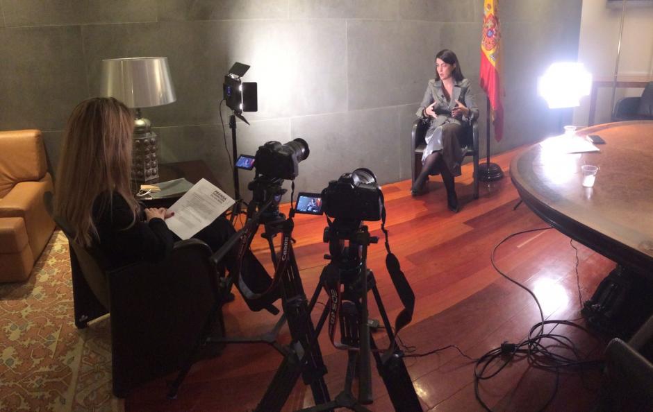 Durante la grabación de la entrevista de Macarena Olona, para El Debate.